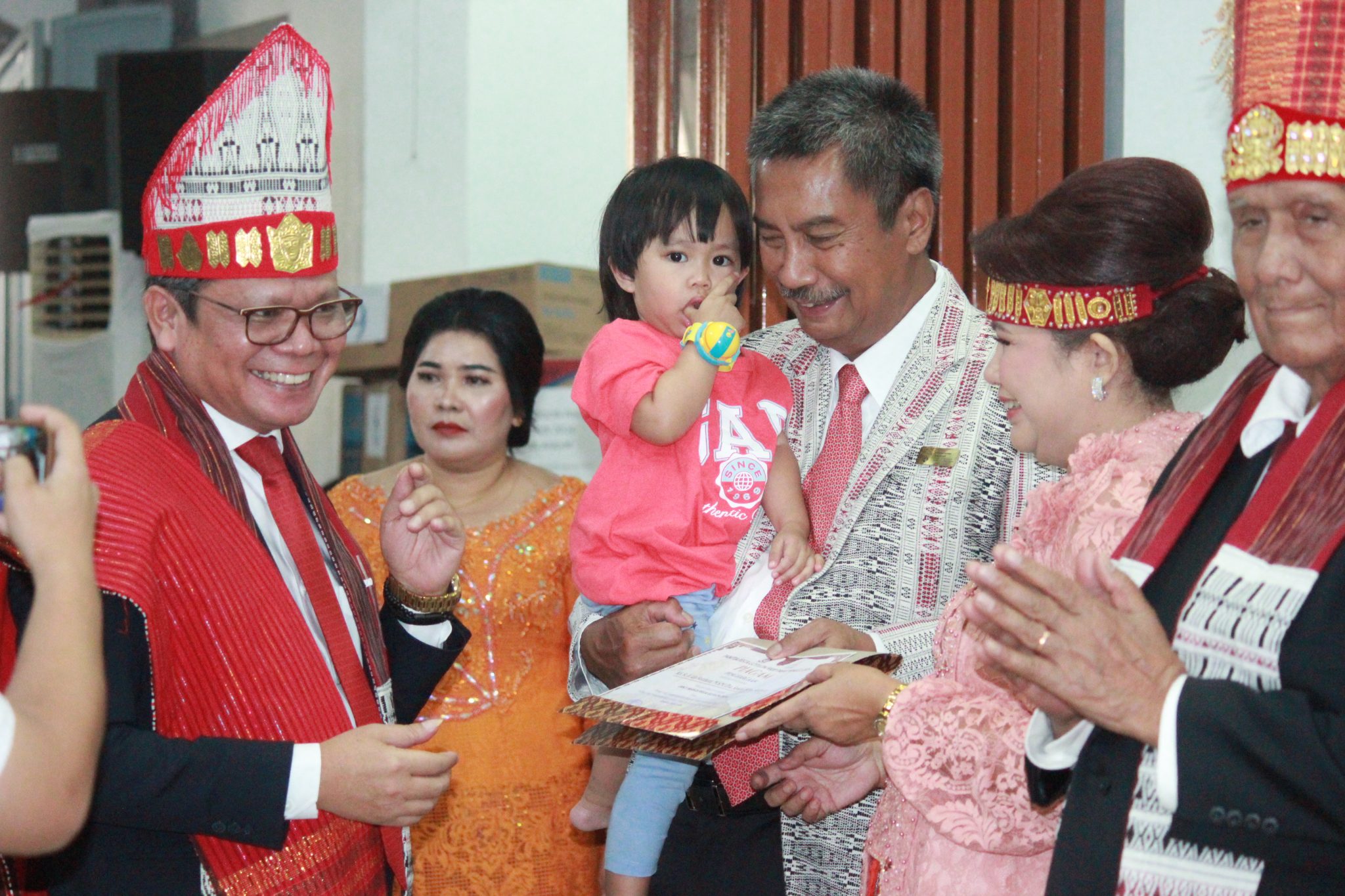 Penyerahan Piagam kepada Kel. Ido Hutabarat/Sandra br. Sidabutar